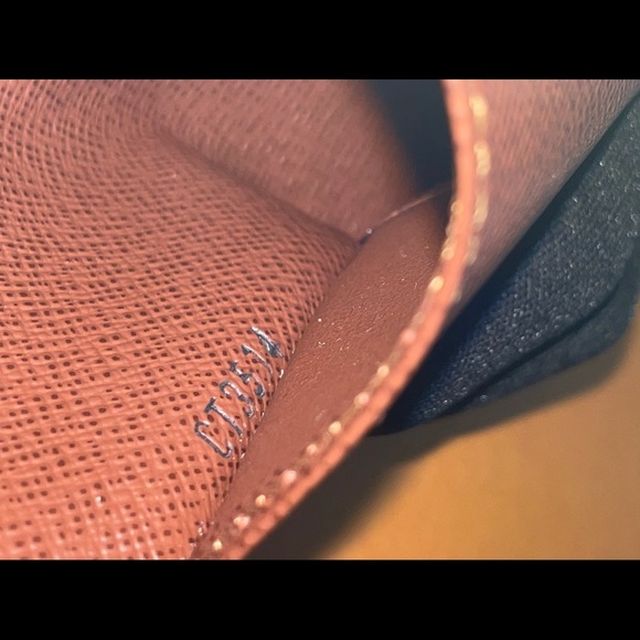 Louis Vuitton 6 key holder - Picture 7 of 13